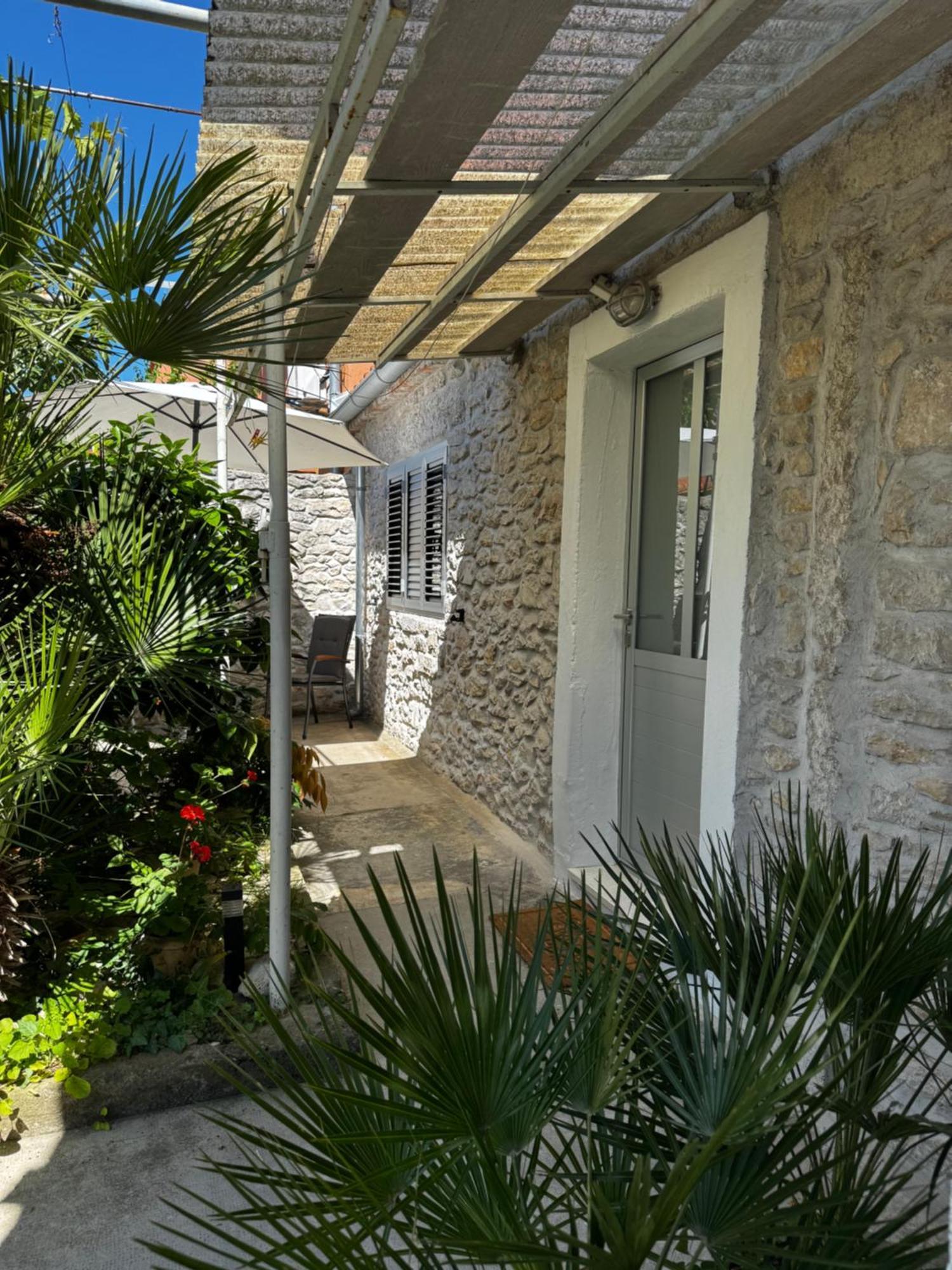 Eleonora Apartman *