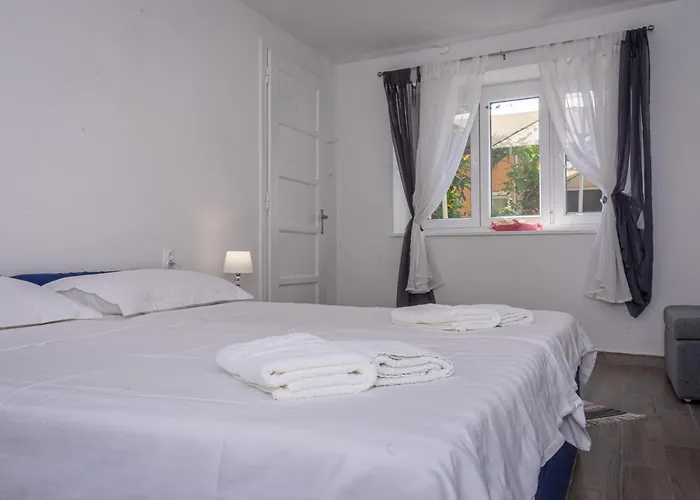 Eleonora Apartments
