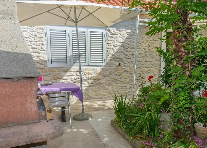 Eleonora Apartments