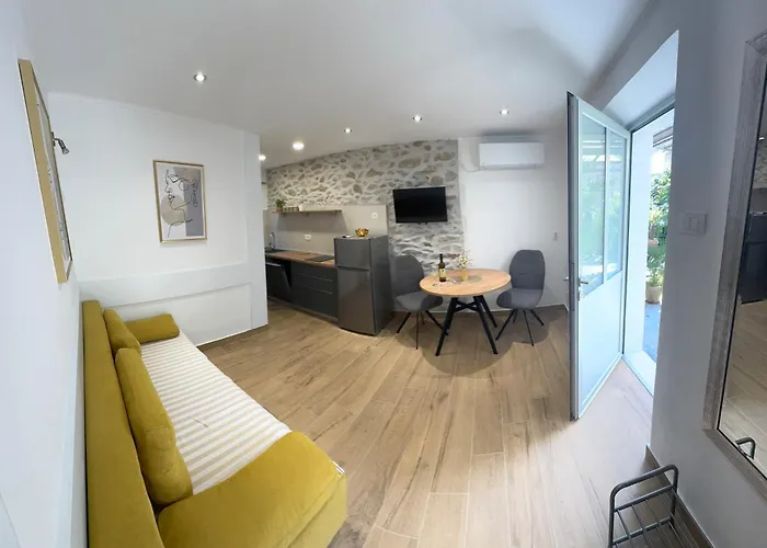 Eleonora Apartments